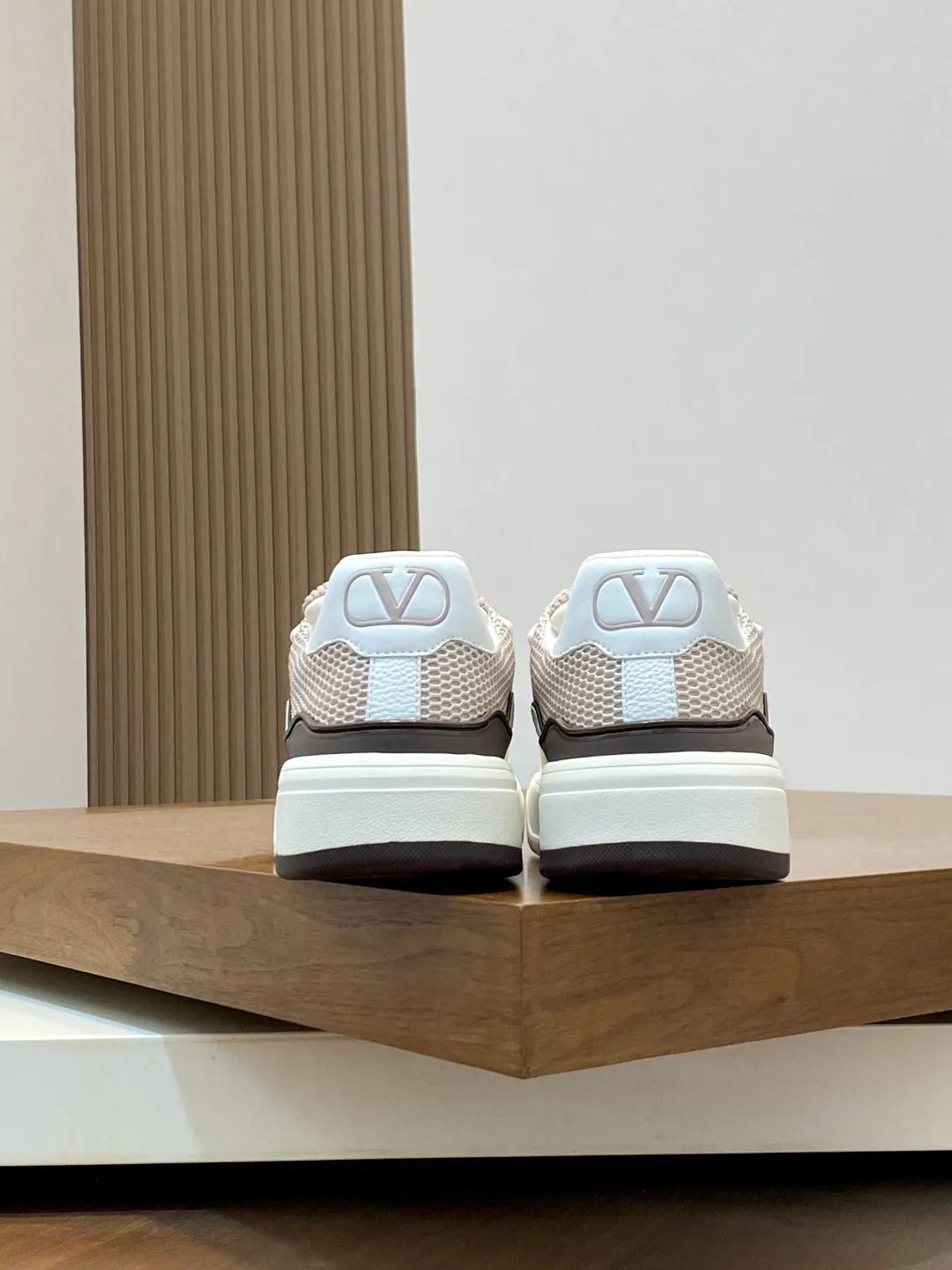 Men's shoes 💰660 Valentino/VALENTINO JOIE DE JOUER couple's low-top sneakers. This sneaker is made of splicing and is decorated with rubber VLOGO SIGNATURE details on the front. The upper is punched and the tongue is decorated with VLOGO SIGNATURE. Logo, with two-color rubber outsole, suede leather fabric lining, logo cowhide insole, fashionable and elegant style, comfortable and breathable for the upper foot, full of personality, and comes with a complete set of original packaging! Code number: 39-44 (38, 45 customized)